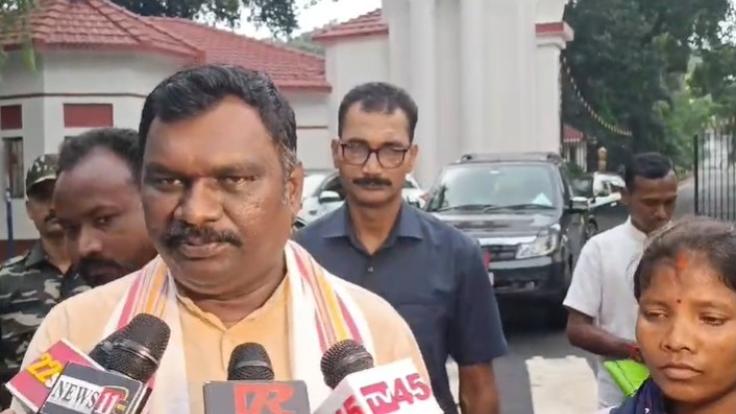 मुखिया के निलंबन पर भाजपा पहुंची राजभवन